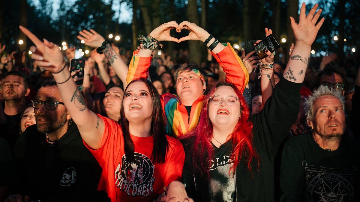 KerrangMagazine's tweet photo. The big review: 2000trees festival 2023 🤘 https://t.co/7GNi3jGOgZ https://t.co/RMVZTpDTGT