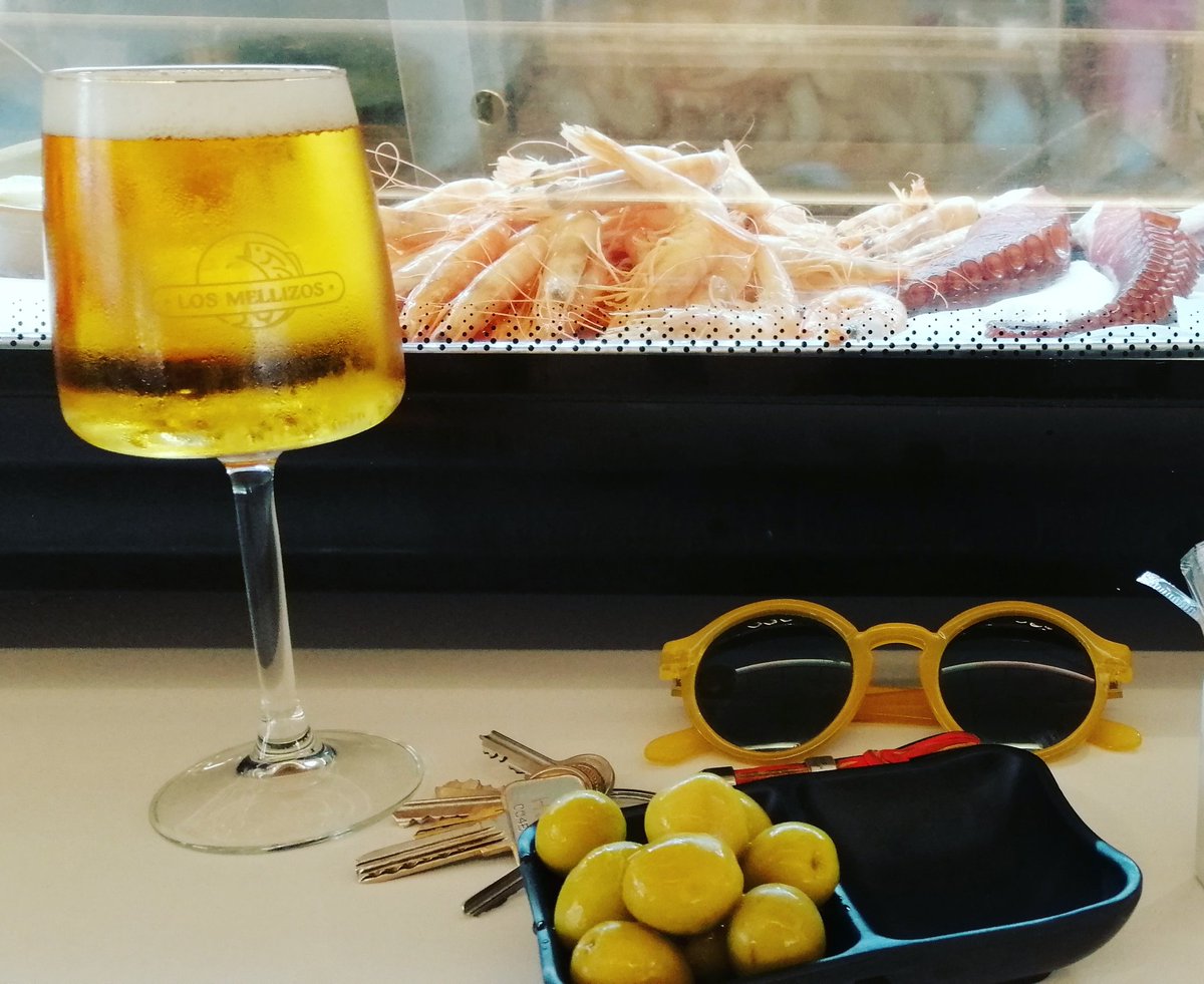 JuandePeramos's tweet photo. Ojù... no es que haga mucho #calor en #Málaga, es que la humedad existente nunca me sentó bien, pero si hay #problemas, busco #soluciones, de eso se trata y aquí en #LosMellizos se está fresquito... al lío "güeno"... que esas patas de #pulpo y las #gambitas tienen buena pinta. https://t.co/T2MtnfvWkx