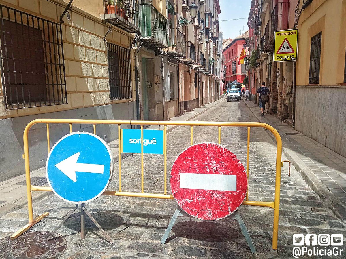 PoliciaGr's tweet photo. Con motivo de las obras en c/ Jesús y María, del 10 al 16 de julio, las líneas C30, C32 y C35 estarán desviadas por plaza de los Campos, Cuesta del Progreso y San Matías, para retomar su itinerario. 
La parada más cercana a la zona del desvío será San Matías 16. https://t.co/XpTndZJptv