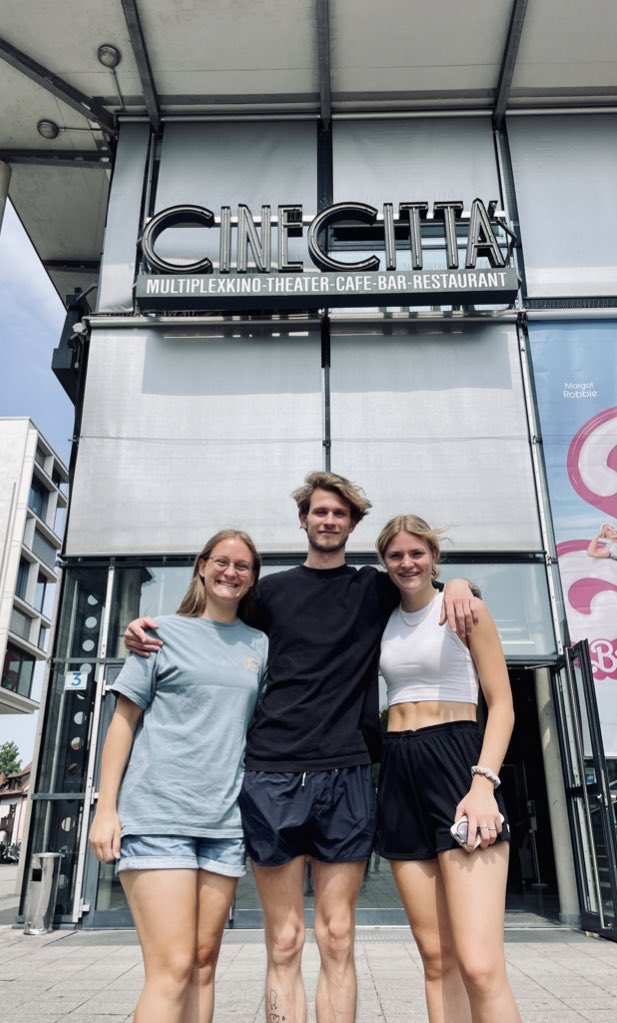 clubfrauen's tweet image. Wir kommen gerade vom letzten Test für unsere Filmpremiere. Unsere Moderatorinnen des Abends @luguttenberger und Amelie #Thöle sind ebenso ready wie Filmemacher Felix #Krause. Leute - es wird irre! 😍

🎟️ cinecitta.de/fcn

#fcn | #clubfrauen | #MutigBisZumSchluss