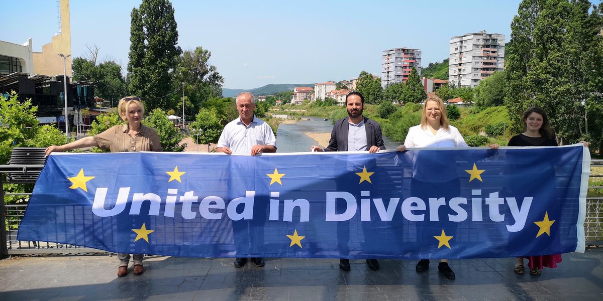 Together with Albanians, Serbs and Bosnians - as a small selection of the big  variety in Mitrovica - we have made the motto of the #EU 'United in Diversity' to the motto of Mitrovica.

#UnitedInDiversity