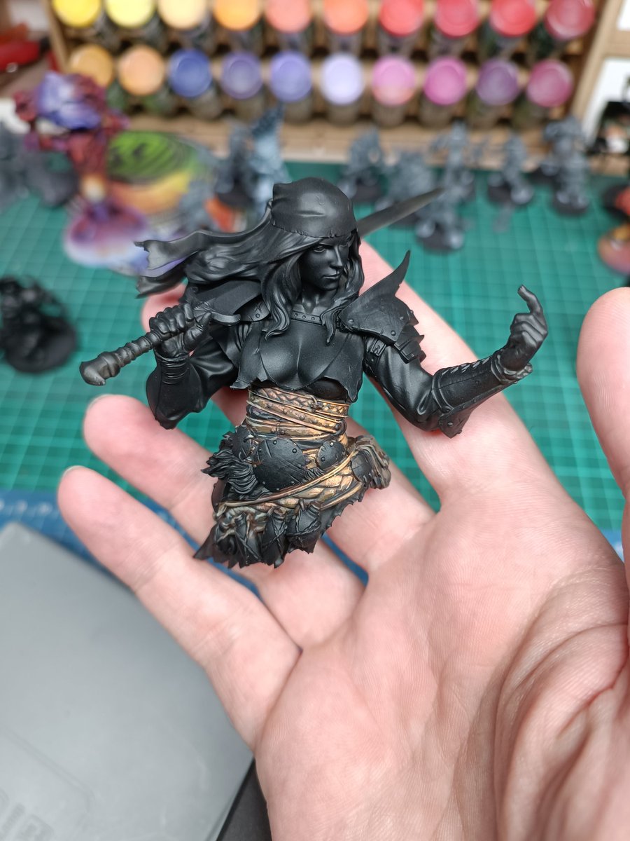 TheKhornar's tweet photo. He empezado a pintar un busto, algo más artístico que lo que suelo pintar., Solo estoy con los cinturones pero me va gustando https://t.co/n7AXC3fDq9