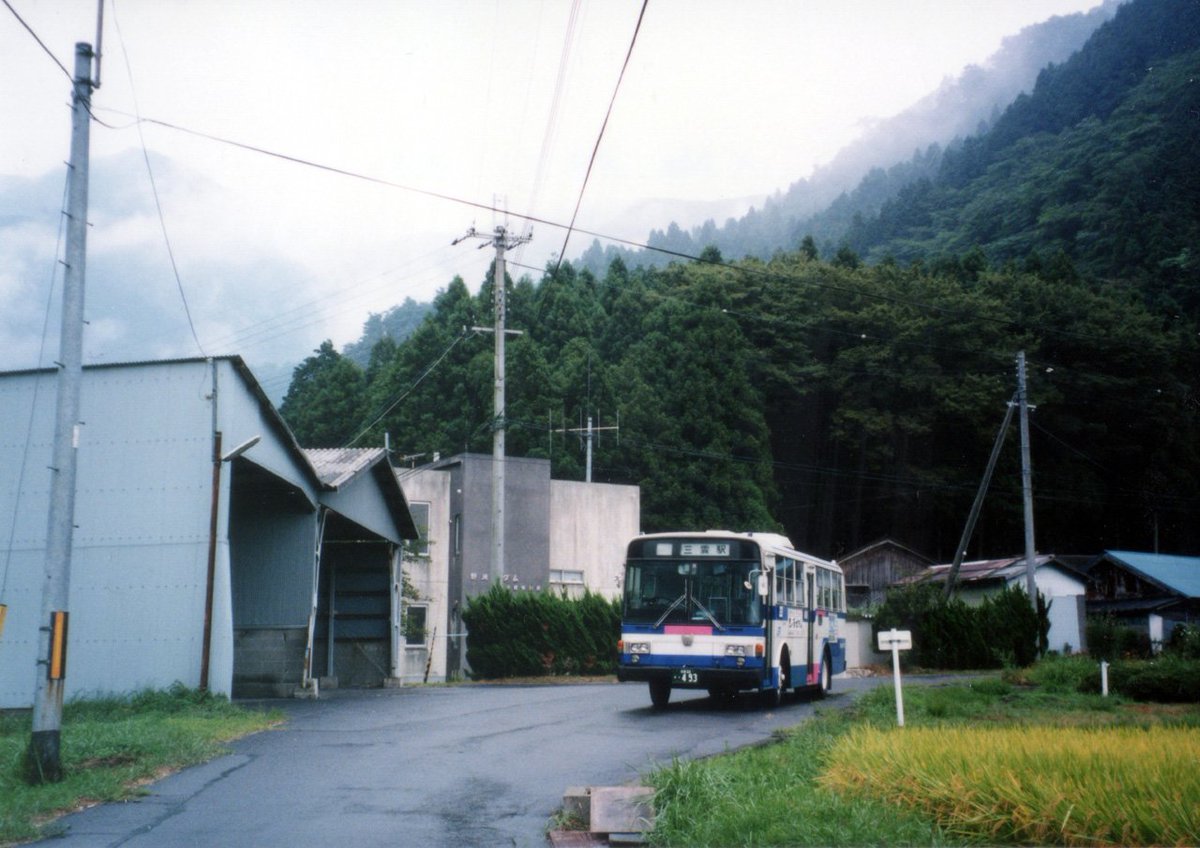 kanachang21's tweet photo. #大いなる国鉄バスの幻影 

今日の暑さはまいりました😵💦

どこかこう、小さな車庫があるようないい感じの終点に行きたいですね…
(残念ながら写真の車庫とJRバスの路線は現存しません😭)

1994(平成6)年9月 大河原 (現滋賀県甲賀市) https://t.co/KVIcqoiGqD
