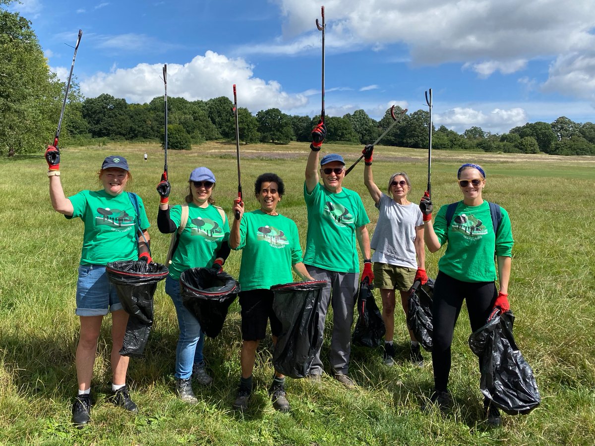 Our amazing volunteers were out on the Heath this morning for one of our regular Monday litter picks, helping to tackle the mounting problem of summer litter!

Join a litter pick:
heath-hands.org.uk/whatson 
Or help support our campaign: tinyurl.com/HeathHandsLitt…

#LitterHeroes