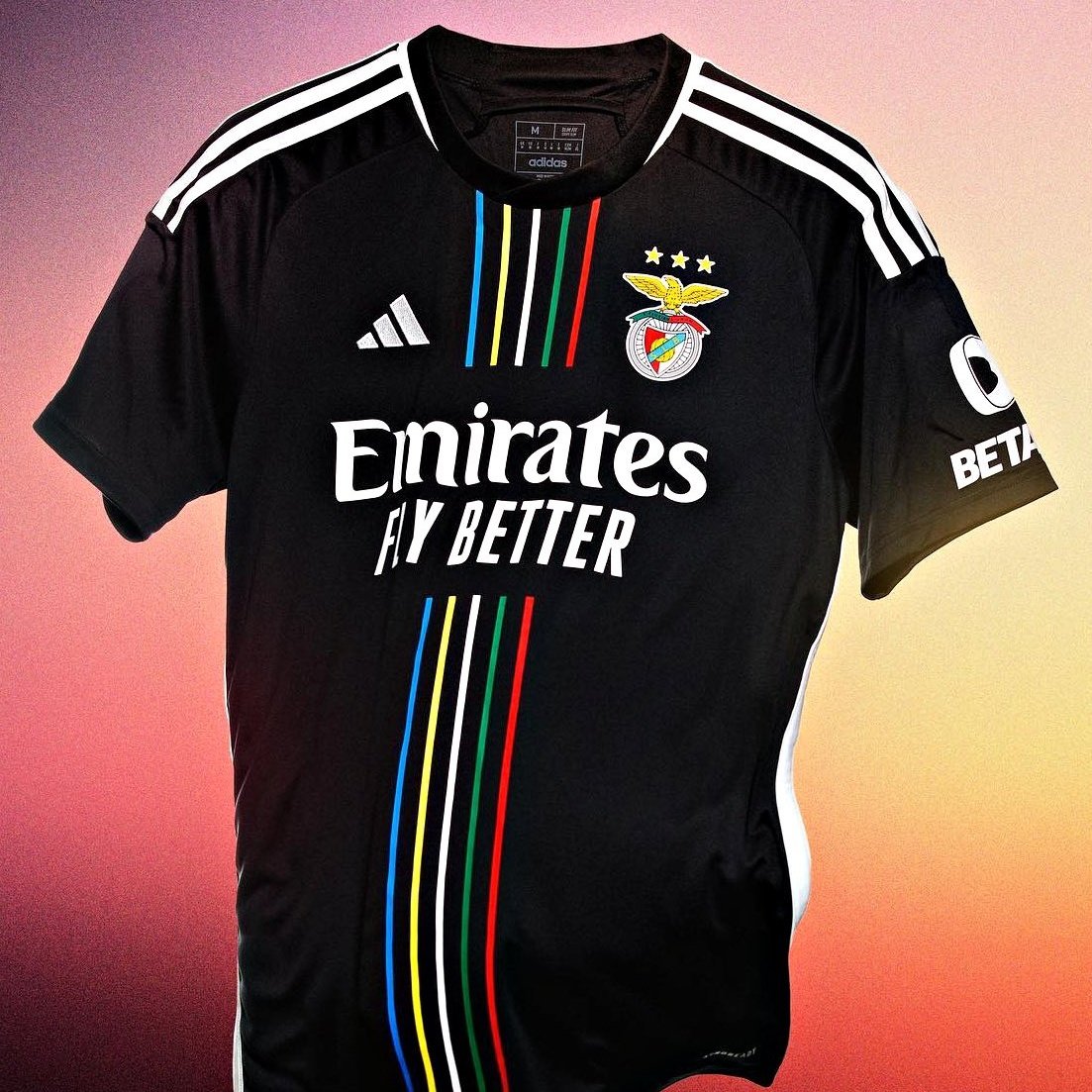 Trivela_FR's tweet photo. C'est cadeau ! 🎁👕

Gagnez le NOUVEAU maillot de votre club portugais préféré (+ flocage au choix) grâce à notre partenaire VBet 

Pour participer :
👉 RT ce tweet
👉 Follow @Trivela_FR + @VBET_fr 

Le gagnant devra avoir un compte VBet : https://t.co/AUrKUns2RA

TAS le 15/07 🍀 https://t.co/mGnA1RGvOz