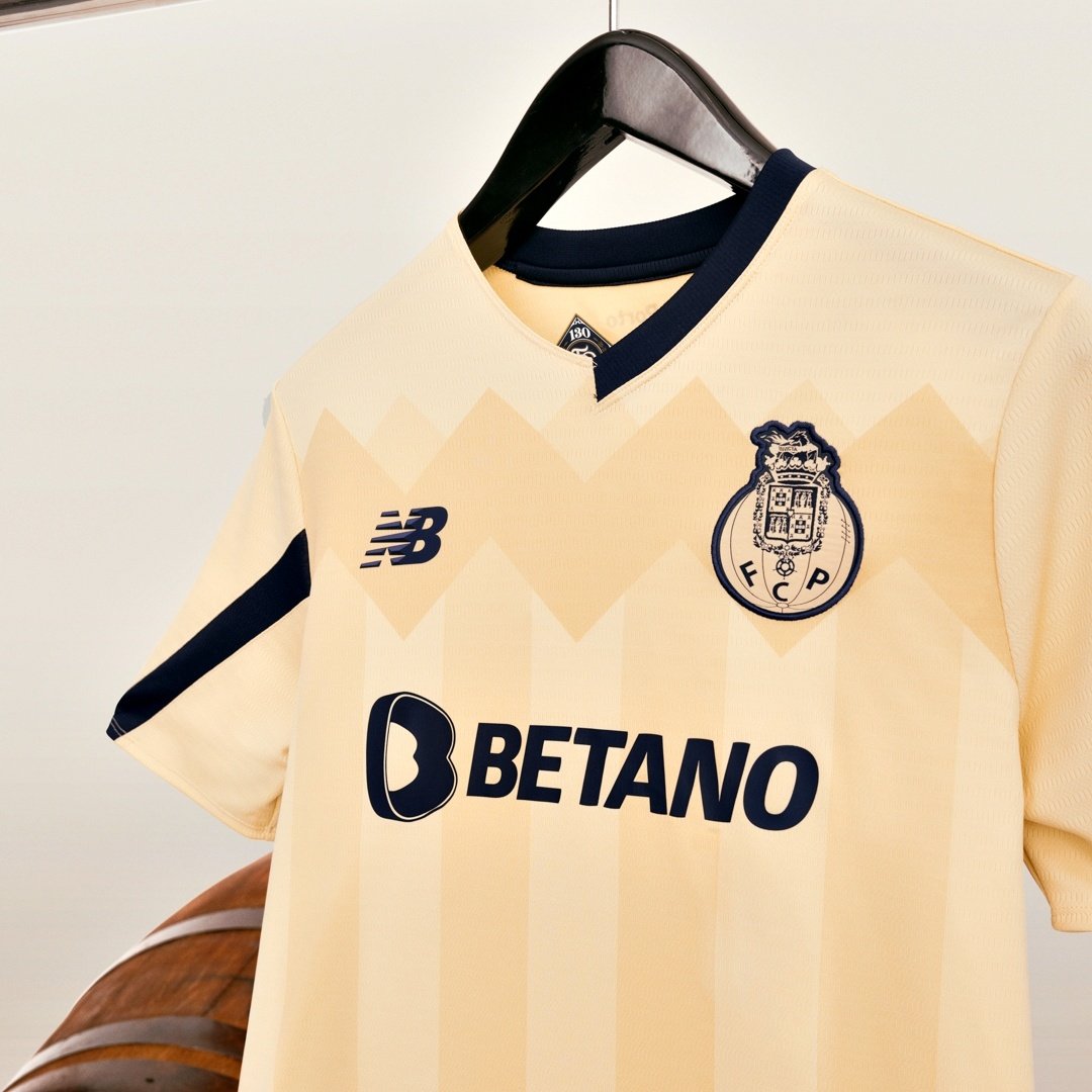Trivela_FR's tweet photo. C'est cadeau ! 🎁👕

Gagnez le NOUVEAU maillot de votre club portugais préféré (+ flocage au choix) grâce à notre partenaire VBet 

Pour participer :
👉 RT ce tweet
👉 Follow @Trivela_FR + @VBET_fr 

Le gagnant devra avoir un compte VBet : https://t.co/AUrKUns2RA

TAS le 15/07 🍀 https://t.co/mGnA1RGvOz