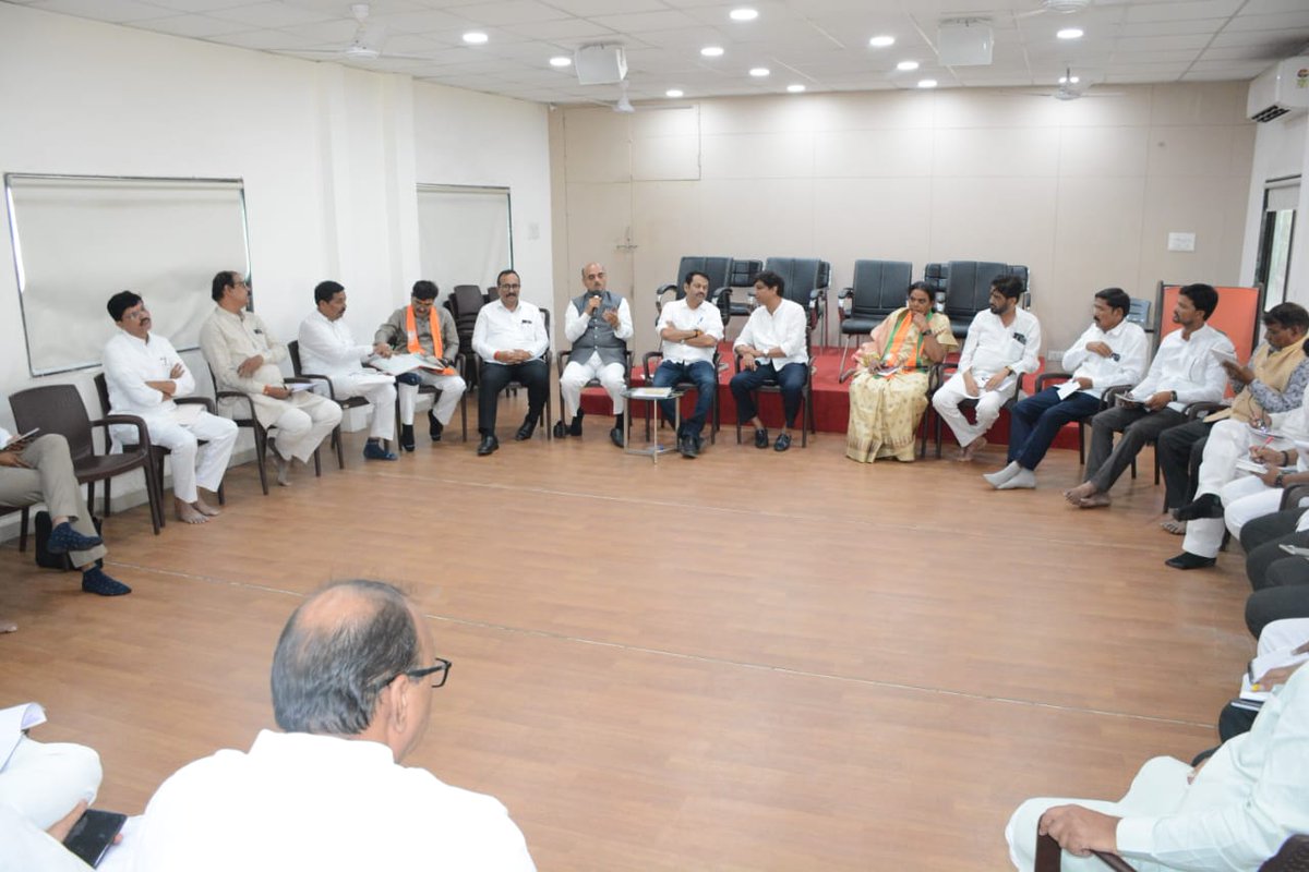 DrBhagwatKarad's tweet photo. आज छत्रपति संभाजीनगर स्थित मेरे कार्यालय में "भाजपा छत्रपति संभाजीनगर कोर कमेटी" की बैठक संपन्न हुई। इस बैठक में संपर्क से समर्थन अभियान की विस्तृत समीक्षा की गयी।
#DrKaradUpdates
#SamparkSeSamarthan
#MahaJansamparkAbhiyan
#modi9
#9YearsOfSeva https://t.co/s2FQP7l05S