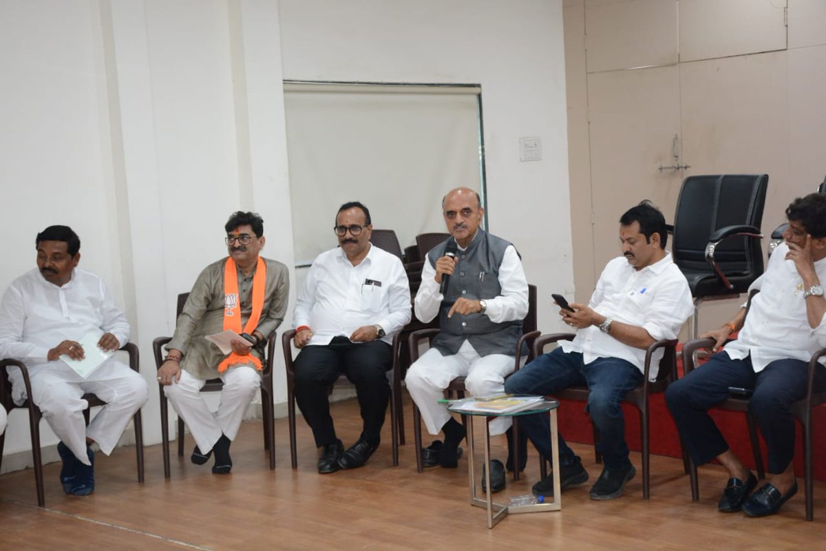 DrBhagwatKarad's tweet photo. आज छत्रपति संभाजीनगर स्थित मेरे कार्यालय में "भाजपा छत्रपति संभाजीनगर कोर कमेटी" की बैठक संपन्न हुई। इस बैठक में संपर्क से समर्थन अभियान की विस्तृत समीक्षा की गयी।
#DrKaradUpdates
#SamparkSeSamarthan
#MahaJansamparkAbhiyan
#modi9
#9YearsOfSeva https://t.co/s2FQP7l05S