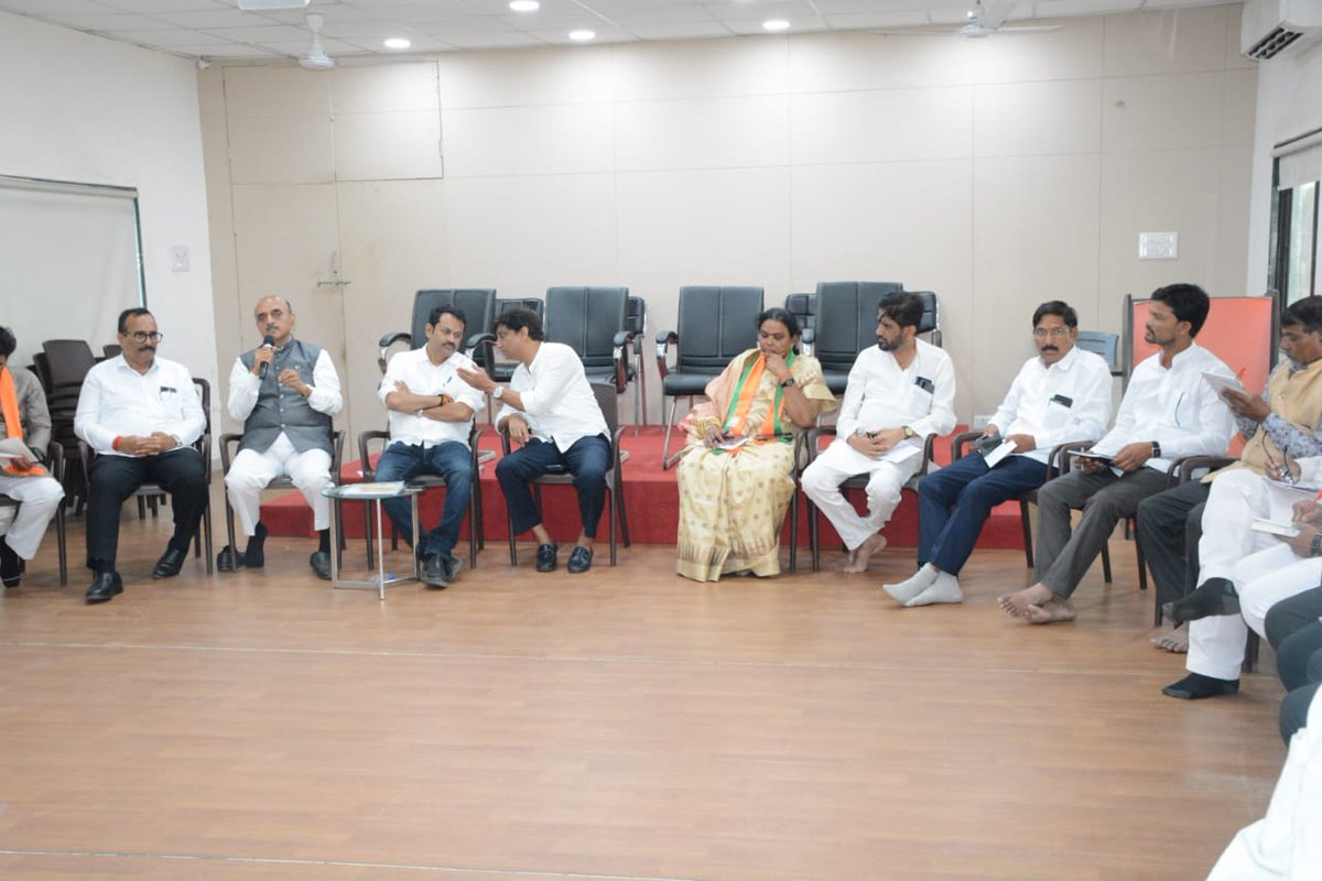 DrBhagwatKarad's tweet photo. आज छत्रपति संभाजीनगर स्थित मेरे कार्यालय में "भाजपा छत्रपति संभाजीनगर कोर कमेटी" की बैठक संपन्न हुई। इस बैठक में संपर्क से समर्थन अभियान की विस्तृत समीक्षा की गयी।
#DrKaradUpdates
#SamparkSeSamarthan
#MahaJansamparkAbhiyan
#modi9
#9YearsOfSeva https://t.co/s2FQP7l05S