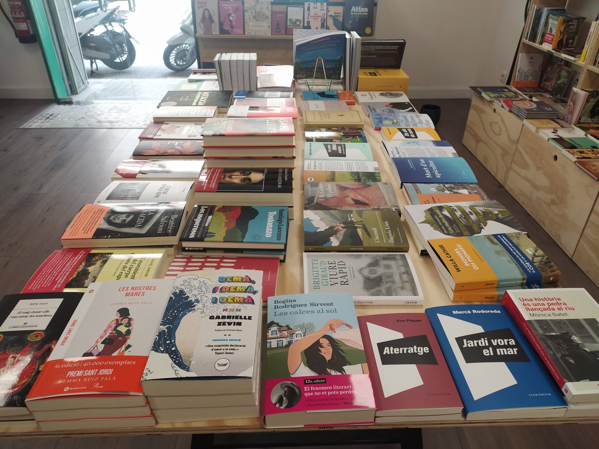 soterranillibre's tweet image. Si esteu de vacances i heu acabat tots els llibres que tenieu per llegir no patiu! Trobareu moltes lectures i molt variades tant a la llibreria com a elsoterranillibreria.cat, on podeu comprar i us els enviem! #llibreriadeguàrdia #lecturesdestiu