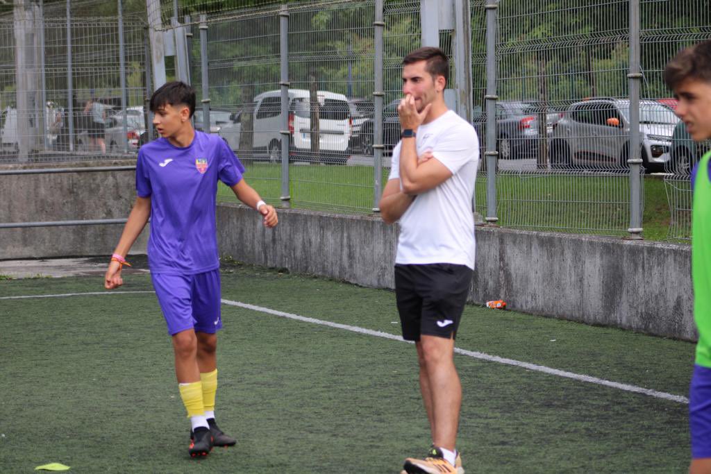 Por último y sin ellos esto no sería posible agradecer a la plantilla de entrenadores que nos han acompañado en una nueva DONOSTI CUP. 

Muchas gracias <a href="/AlejandroCalvoV/">Alejandro Calvo V.</a> <a href="/Manueldelas/">Manu. H</a> <a href="/joseluischiqui/">JLuis Rubio Chiqui</a> <a href="/javi_solgar/">Javier Solano García</a> #Joaquin #Cacolo