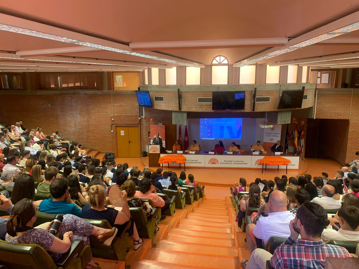 ECOnomistaVAlor's tweet photo. 👉Ricardo Rodriguez, miembro de @ECOnomistaVAlor acudió el pasado 7 de julio a @economicas_uva a la entrega de becas de colegiación de #ecova y el mayor de los éxitos en la rama económica.🍀
#ECOnomistasVAlor https://t.co/2S3BzRDakY