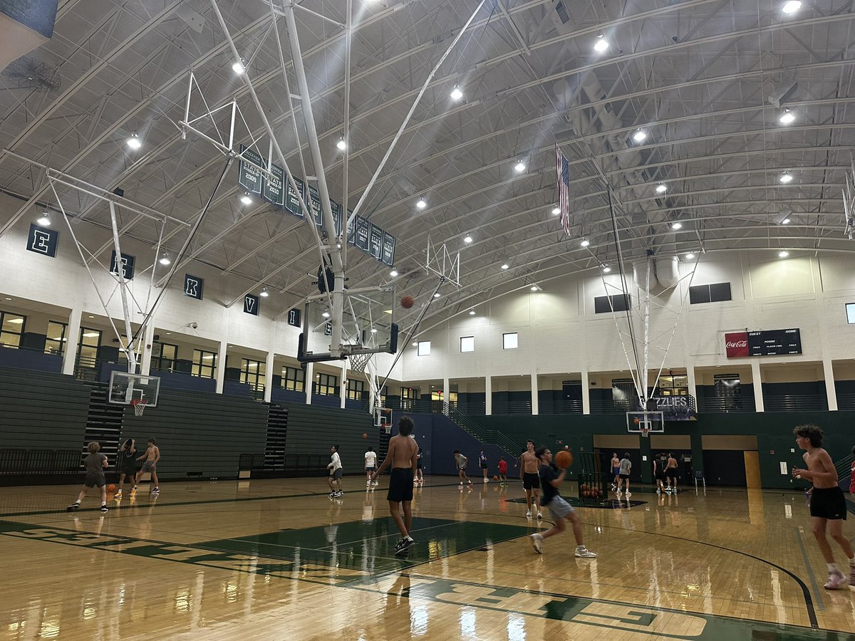 CreekviewHoops's tweet photo. Great to be back in the gym this morning after the GHSA deadweek! 34 guys showed up at 6am to get better. #Extrodinary #ThatLittleExtra https://t.co/oD9Rk3KjIg