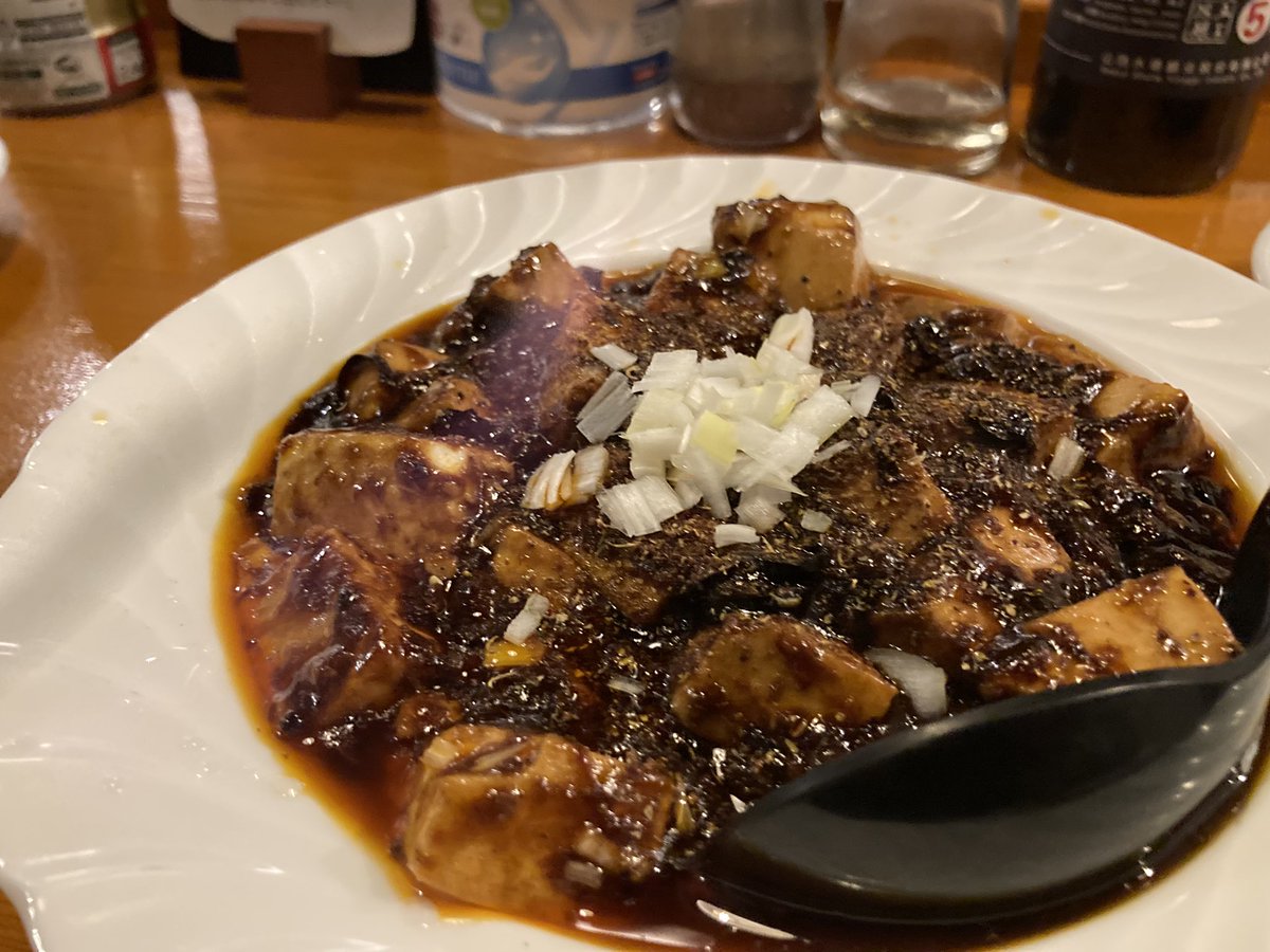Tire9a's tweet photo. 森下「無花果」。カウンターのみで店主さんワンオペのお店。言うなれば新しい街中華居酒屋って感じ。麻婆豆腐は辛さの段階が選べて今回は真ん中の辛さにしたけど、それでも四川らしいしっかりとした辛さだった。24時までやってるし、仕事帰りに気軽に行きたいタイプの良いお店だったな…また行きたい。 https://t.co/hmnVJr6zlm
