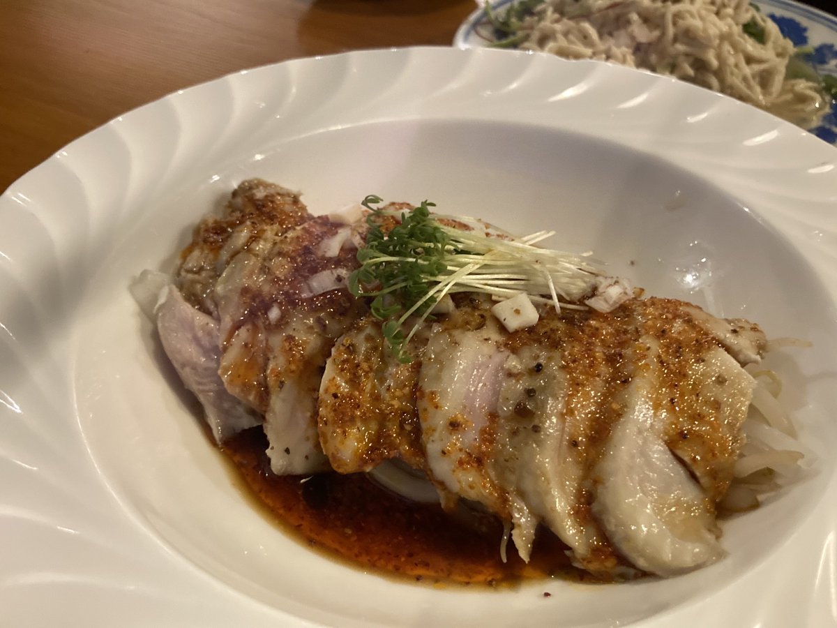 Tire9a's tweet photo. 森下「無花果」。カウンターのみで店主さんワンオペのお店。言うなれば新しい街中華居酒屋って感じ。麻婆豆腐は辛さの段階が選べて今回は真ん中の辛さにしたけど、それでも四川らしいしっかりとした辛さだった。24時までやってるし、仕事帰りに気軽に行きたいタイプの良いお店だったな…また行きたい。 https://t.co/hmnVJr6zlm