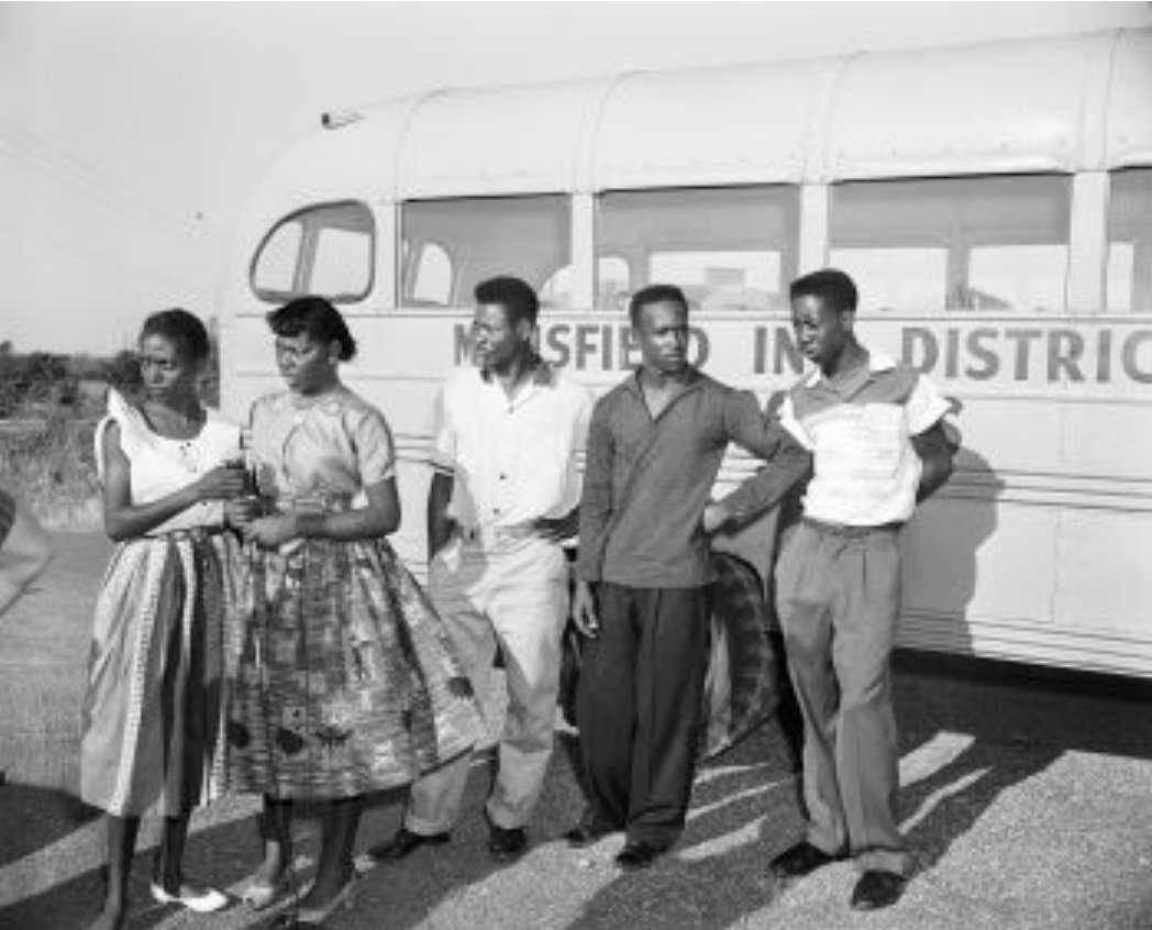 eddsmitty's tweet photo. ⚠️WOKE CONTENT⚠️

🧵School integration was never easy; but what happened in Mansfield, TX was ridiculous. In 1956, the White community refused to allow three Black students to enroll at Mansfield HS, despite a federal court order. (cont)

#ProudWokeHistory
https://t.co/9GQHLr3mle https://t.co/NxmFD5NUKJ