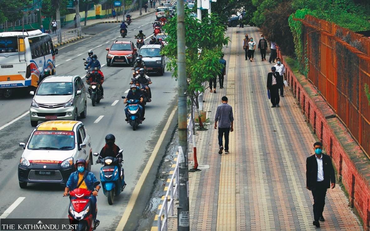 फुटपाथ व्यापारी होस् वा सडकमा अवैध पार्किङ गर्ने सवारी, कसैको निजी सम्पत्ति न त कोही मेयरलाई उठाउन रमाइलो लाग्छ न त नगर प्रहरीलाई। भावनात्मक रुपमा हेर्दा मलाई पनि दुख नै लाग्छ। 

यद्यपि केही मुद्दाहरू भावनाभन्दा माथि उठेर मूल्यांकन गर्नुपर्छ। सटर लिएर व्यवसाय गर्ने व्यापारीले