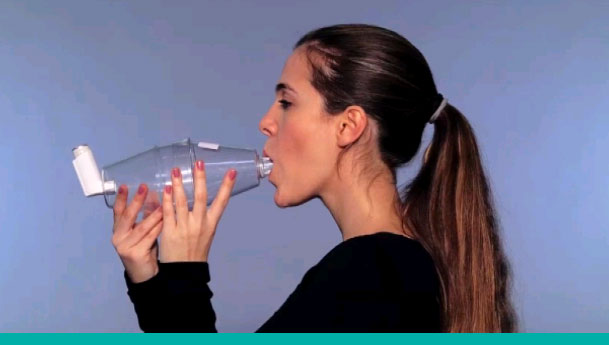 Respira_sano's tweet photo. #EscuelaInhaladores | ¿Sabes que las cámaras de inhalación deben limpiarse al menos una vez por semana? Es importante dejarlas secar sin frotar para que no aumente su carga electroestática https://t.co/Jyx7TlDYX2 https://t.co/yufxyGnKvZ