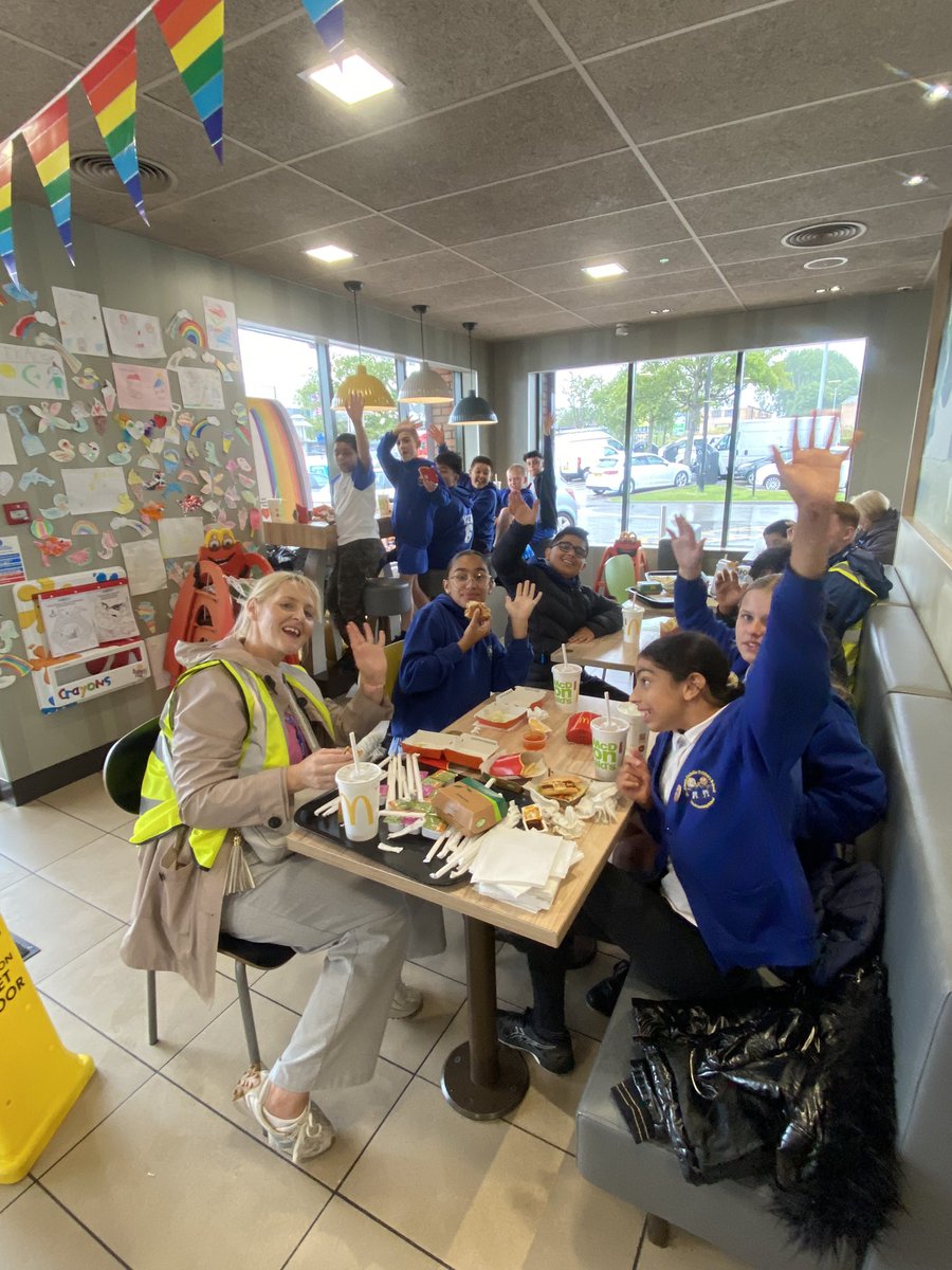 Y6oakclass's tweet photo. Tucking into a McDonalds before going bowling. It’s a good life! https://t.co/YXuqwnRjHD