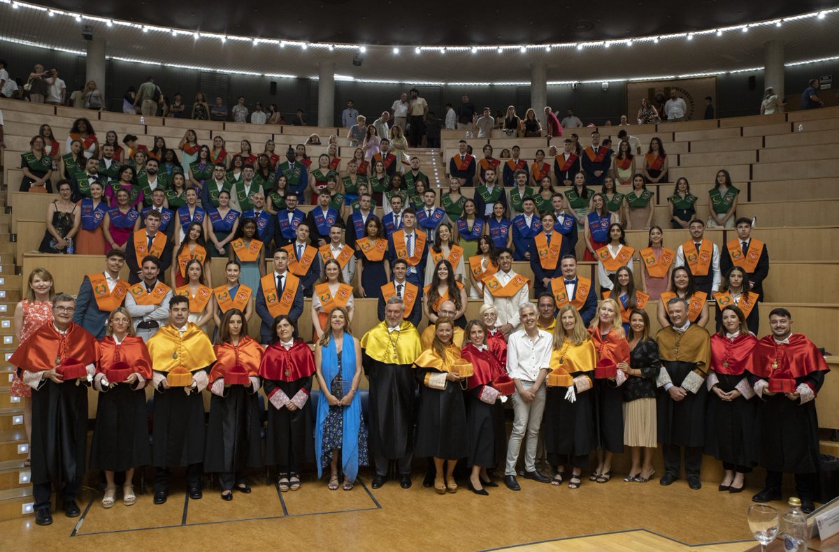 Derecho_UMH's tweet photo. Otro día de celebración en @UniversidadMH !! 🥳🎉 

El pasado viernes se celebró graduación 🎓🎖️de promociones de @DadeUmh @relabUMH @estadisticaUMH y @adeUMH con una madrina de excepción: Esperanza Navarro Directora RRHH y RSC de #Giossepo 
Enhorabuena!!
https://t.co/xh4C0iiIe4 https://t.co/NkARI7U6lx