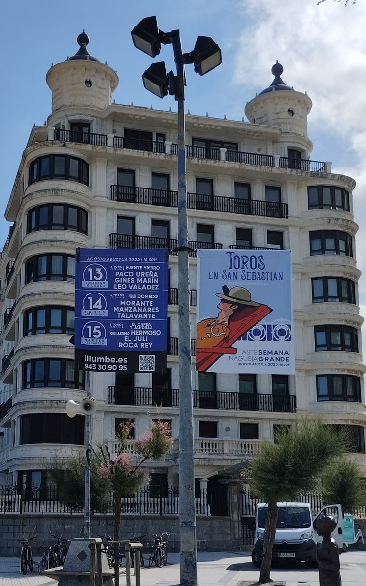 negukobaratza's tweet photo. Tourra pasa da, erori dira ikurriñak eta biluzik gelditu da berriro jauntxoen Donostia espainol eta pijoa.

#PPNV https://t.co/0ePzvyarHj