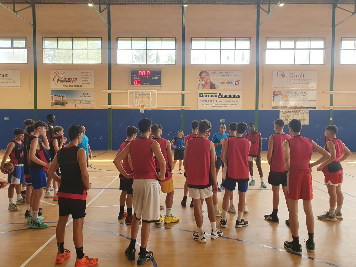 FCBQtecnic's tweet photo. CAMPUS l 🏀A Tarragona els cadets amb màxima intensitat sota les ordres del seleccionador català Salva Maldonado! 📷@FCBQ https://t.co/HawwxW8uKw