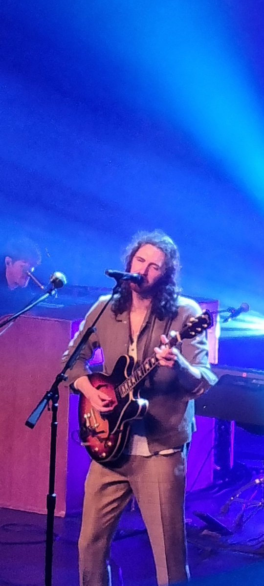 BVBsoldier8mist's tweet photo. @Hozier last night in brum was ABSOLUTELY MAGICAL! ALSO TYSM TO THE LOVELY GIRLS IN LINE WHO MADE BRACELETS AND WERE GIVING THEM OUT, U WERE BOTH SO SWEET AND STUNNING!
#hozier
#birm https://t.co/hTEcdgnL7C