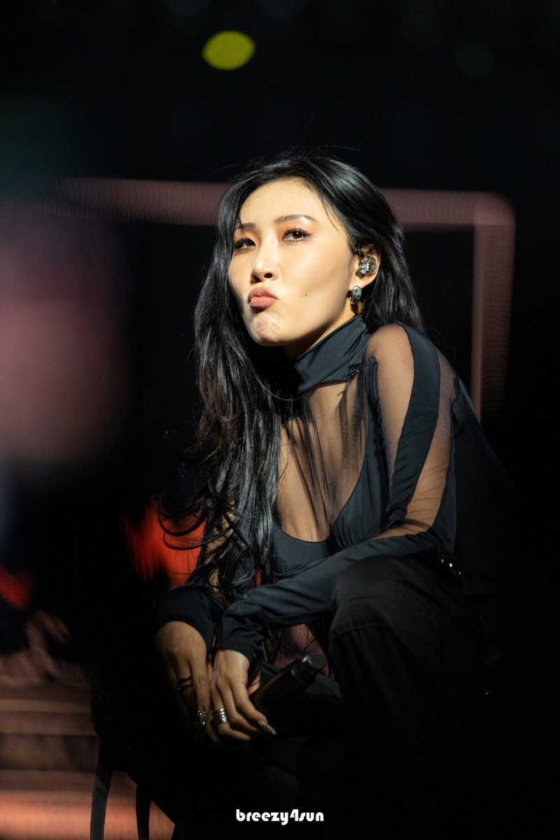 Let's dance in the rain, together 💛

#WeLoveYouHwasa 
#사랑해_우리_마리야
