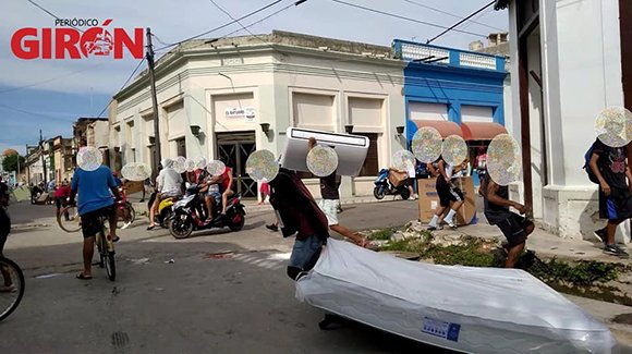 Cruz2021G's tweet photo. A todos los detenidos y sancionados por los disturbios del mes de julio de 2021 se les probó su participación en acciones violentas y vandálicas, o por alteración del orden público. En #Cuba #TenemosMemoria. 🇨🇺
#CubaPorLaPaz 
#CubaPorLaVida 
#ConLaFuerzaDelPueblo 
#MejorEsPosible https://t.co/X4lw86gZvW