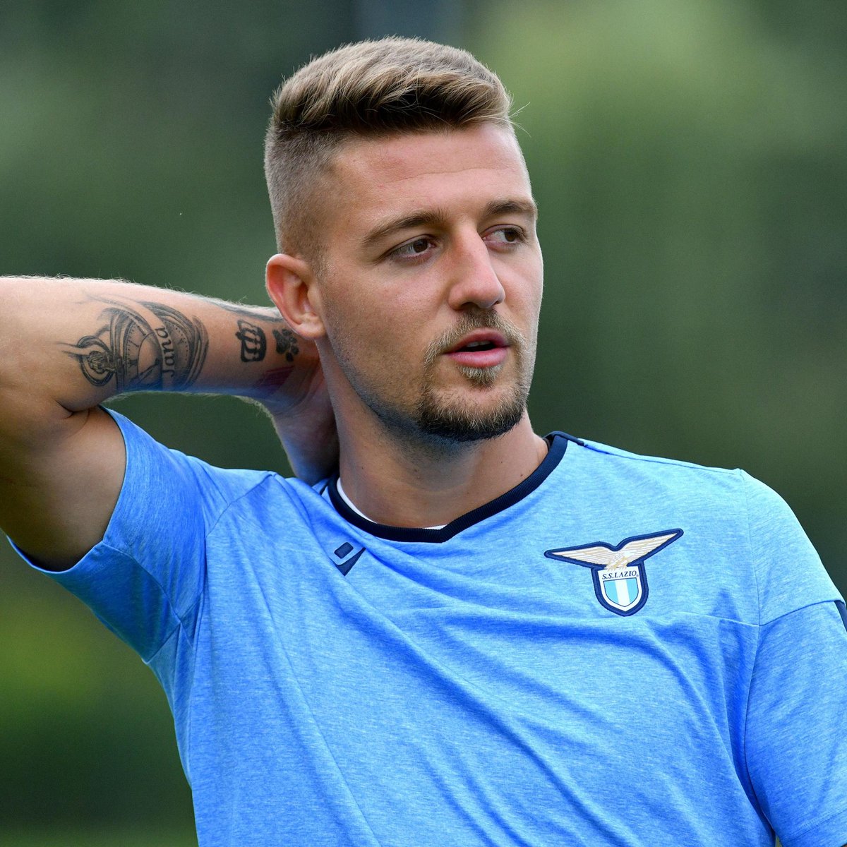 DeadlineDayLive's tweet photo. 🚨 Sergej Milinković-Savić is one step away from joining Al-Hilal. 🇸🇦🤝

Total agreement between the Saudi club and Lazio for €40M. The midfielder is finalising the final details in his contract.

The signing is imminent. 🔜

(Source: @MatteMoretto) https://t.co/a3kqc8lxMK