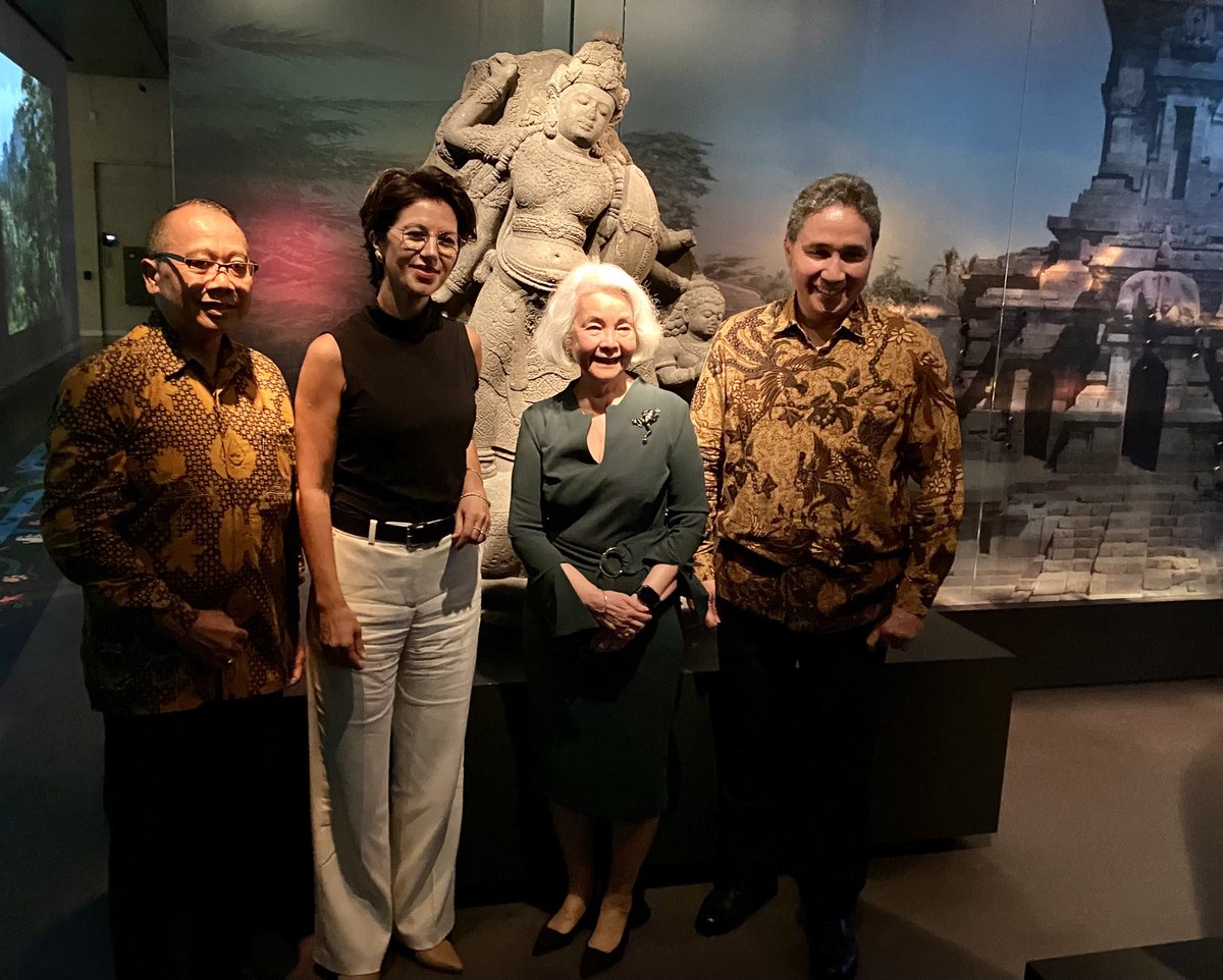 dewivandeweerd's tweet image. ‘What has been taken, will have to go back, unconditionally.’ This conclusion of the chair of our advisory committee on the return of colonial art objects, Lilian Gonsalves, materialized today! Festive ceremony with 🇮🇩DG  @HilmarFarid, 🇳🇱Stas @GunayUslu, Pak Puja, @BonnieTriyana.