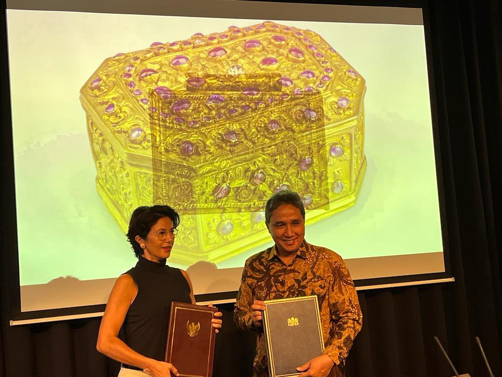 dewivandeweerd's tweet image. ‘What has been taken, will have to go back, unconditionally.’ This conclusion of the chair of our advisory committee on the return of colonial art objects, Lilian Gonsalves, materialized today! Festive ceremony with 🇮🇩DG  @HilmarFarid, 🇳🇱Stas @GunayUslu, Pak Puja, @BonnieTriyana.
