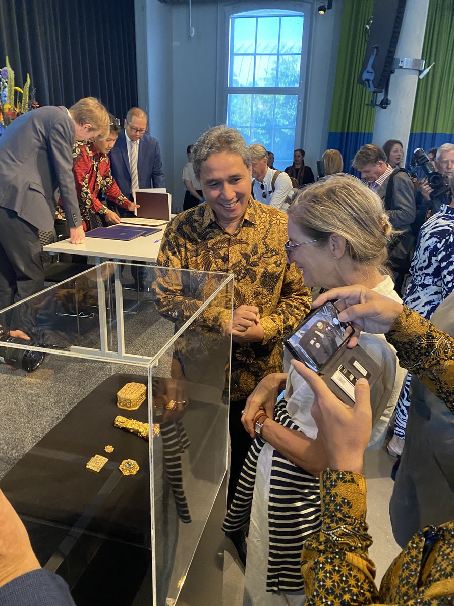 dewivandeweerd's tweet image. ‘What has been taken, will have to go back, unconditionally.’ This conclusion of the chair of our advisory committee on the return of colonial art objects, Lilian Gonsalves, materialized today! Festive ceremony with 🇮🇩DG  @HilmarFarid, 🇳🇱Stas @GunayUslu, Pak Puja, @BonnieTriyana.