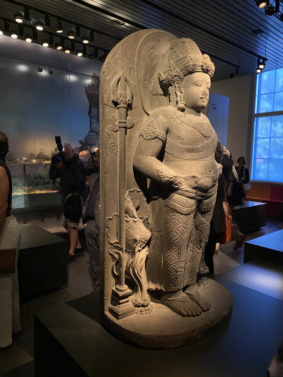 dewivandeweerd's tweet image. ‘What has been taken, will have to go back, unconditionally.’ This conclusion of the chair of our advisory committee on the return of colonial art objects, Lilian Gonsalves, materialized today! Festive ceremony with 🇮🇩DG  @HilmarFarid, 🇳🇱Stas @GunayUslu, Pak Puja, @BonnieTriyana.