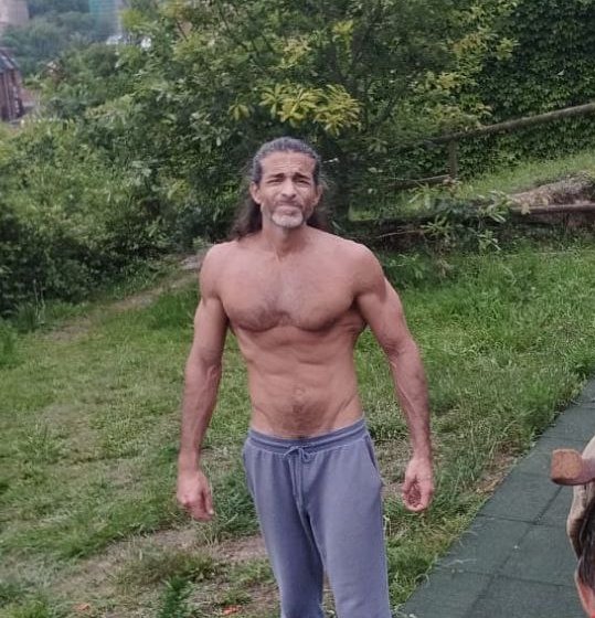 VIVO EN EL MALETERO DE UN COCHE

MI NOVIA ME HA DEJADO

SOLO ME ALIMENTO A BASE DE PISTACHOS Y PAN DURO

ME DUCHO UNA VEZ AL MES

ME ECHO LA SIESTA EN LOS BAÑOS DEL LIDL

CUAL ES TU EXCUSA?