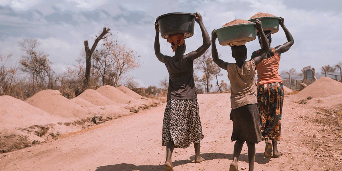 zerohour_uk's tweet photo. As the #ProtectingRefugees manifesto rightly calls for—it’s time to update the definition of #refugee—to include people displaced by climate change or environmental disaster. Take a look at @HumanitariansT’s proposals—and back their manifesto at @change. https://t.co/m7E8WIMctn https://t.co/jsjXQVQ7Dc