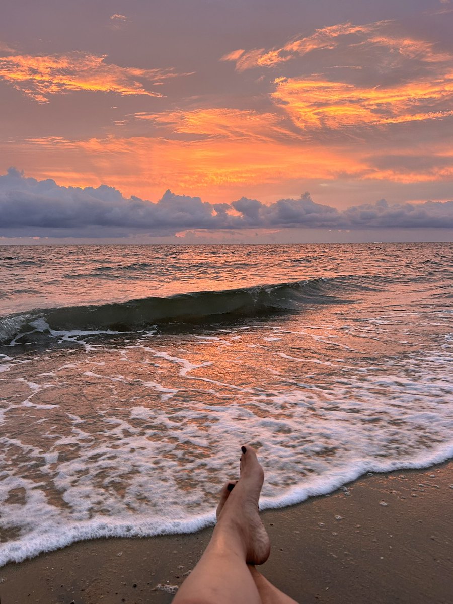 Just another Monday morning in my neighborhood 😍