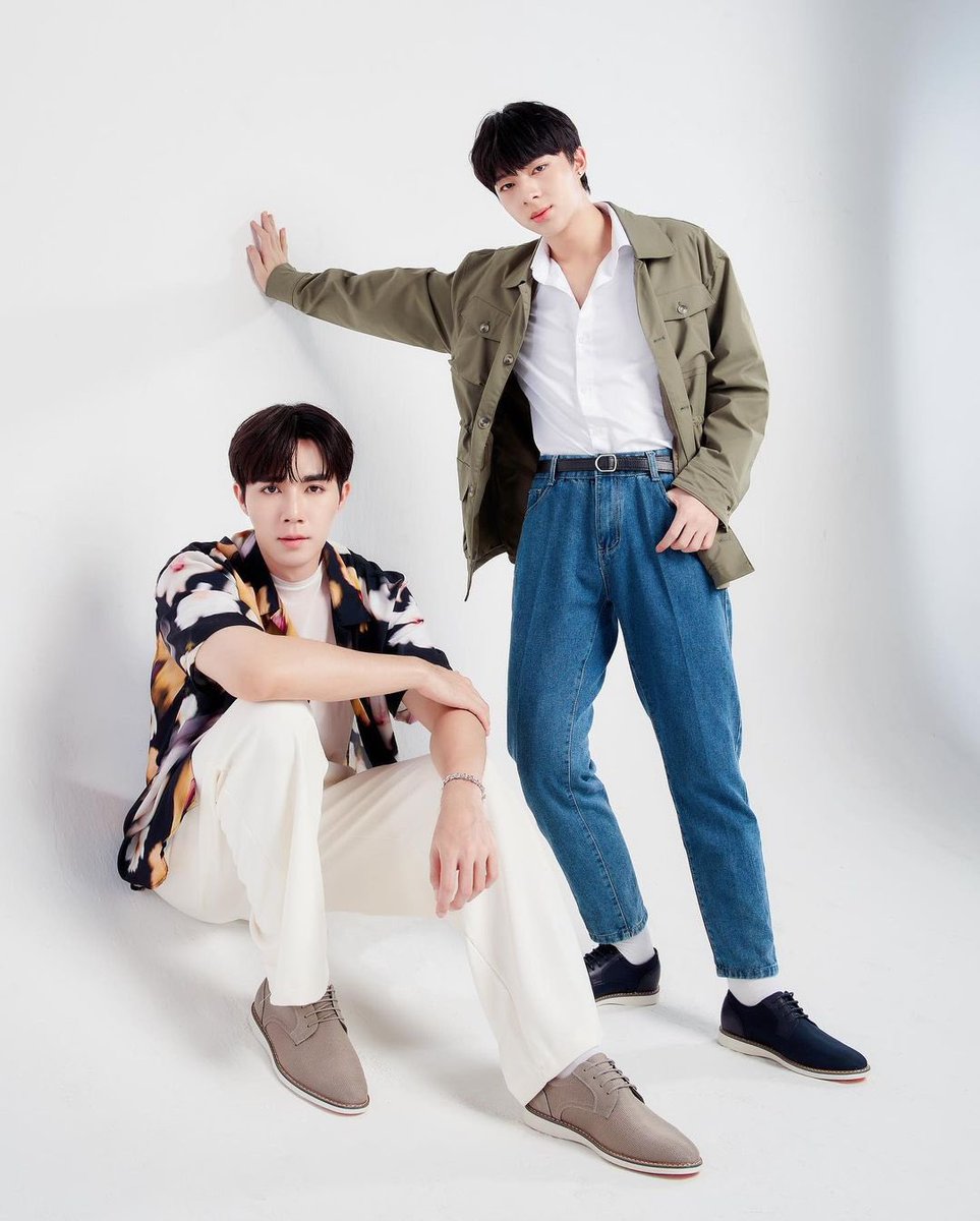 ZeePruk_OFC's tweet photo. [ IG :  new_cwr ]
🔗 : https://t.co/94pQW7FoeR

รู้สึกปวดตาเพราะใส่รองเท้าบาจาส่องกระจกแล้วโดนความหล่อกระแทก😆

#BataxZeeNuNew 

🌊 @zee_pruk ☀️
#ZeePruk #Zunshine https://t.co/618OyPcM0H