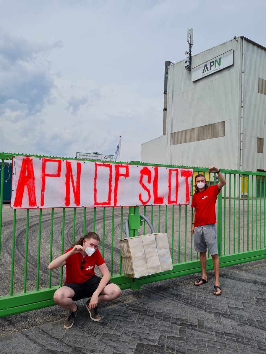 SPJongeren024's tweet image. APN is wéér de fout in gegaan. ⚠️

Bewoners hebben genoeg van de vervuiling, de gemeente moet actie ondernemen!👊🍅

Daarom gooiden SP Jongeren Nijmegen gisteren de Nijmeegse asfaltcentrale op slot! 🔒

APN moet zijn deuren sluiten!
