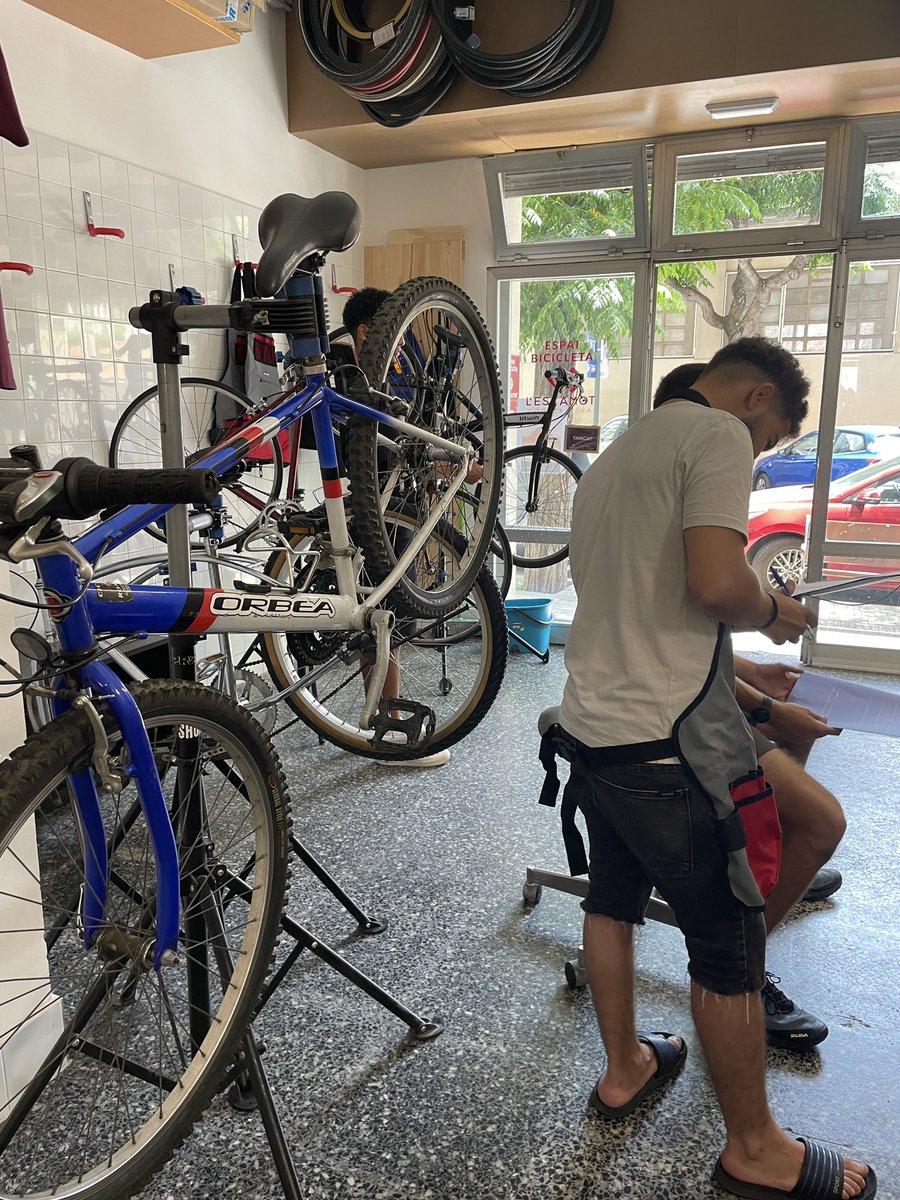 la_teulada's tweet photo. ⚒️Aquest matí l’@escamotcoop està oferint tastets professionals per aprendre a reparar bicis a joves d’@actua_coop en el marc del #ProjecteImex.
Som-hi! 💪
#ALaTeuladaPassenCoses https://t.co/ZjyRrCYm12