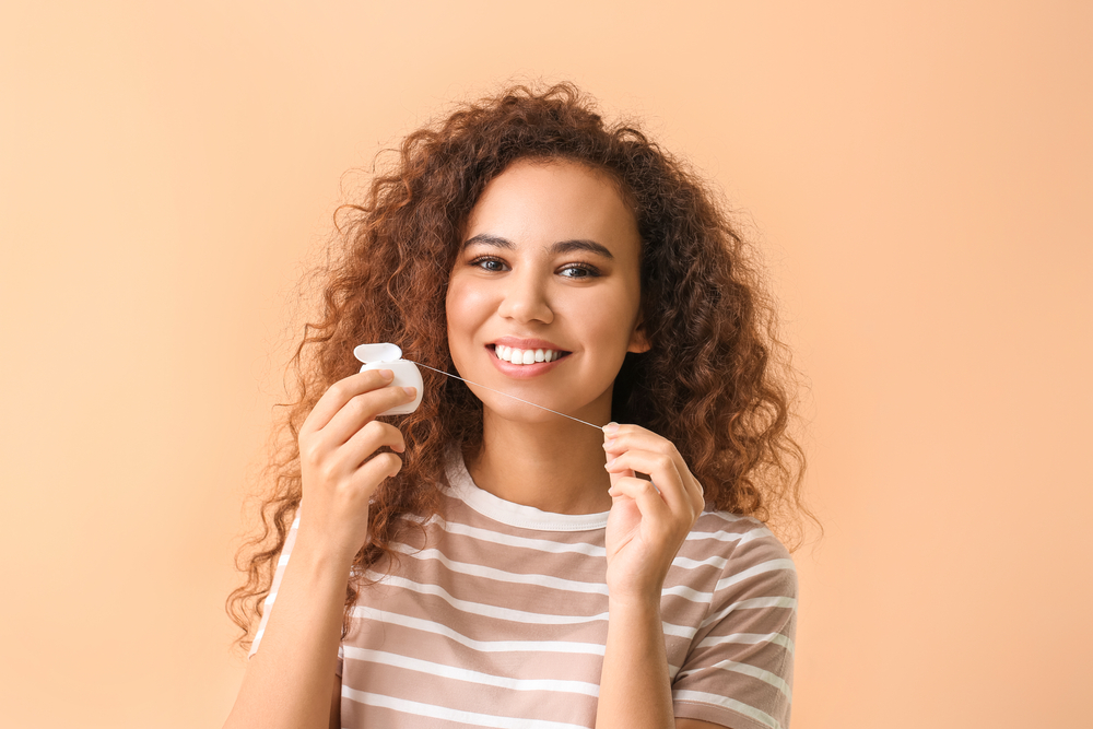Struggling with flossing? Try wrapping the floss around your middle fingers, leaving about 2 inches to work with. Easy and efficient! 😃 #DentalHealth #FlossingTips