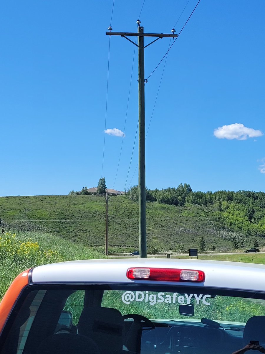 Utility_Safety's tweet photo. Overhead #utilitysafety is critical to know when working with heavy equipment! Check out more info at https://t.co/DN8HVbE7mF Your one central hub for utility Safety!
#utilitysafetypartners
#wherestheline
#digsafeyyc
#safetyfirst https://t.co/XMrK3lfxLB