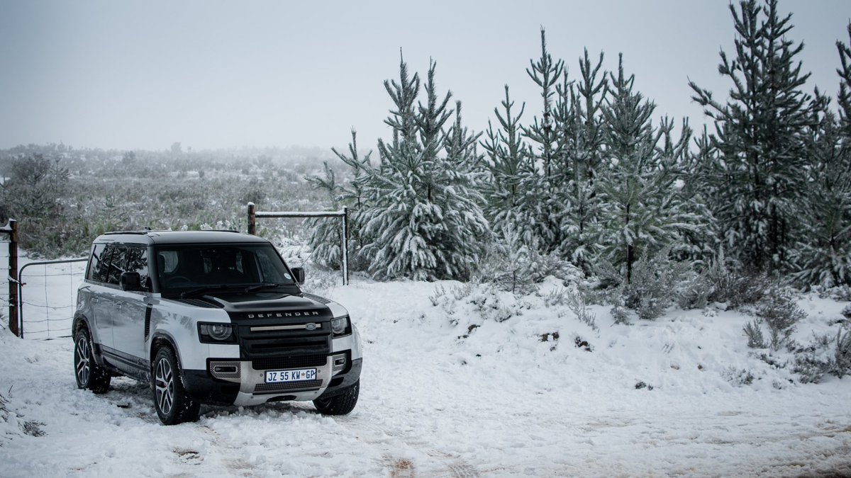 DieterPey's tweet photo. Snow Season is here! 
🚙 @LandRoverZA 

It seems #snow season has arrived with snow over 7 province's and even snow falling in JHB! 

The snowy mountains reminded me of the time in 2021 when I took this #Defender 110 to go find snow. https://t.co/ChVfnsPzJU