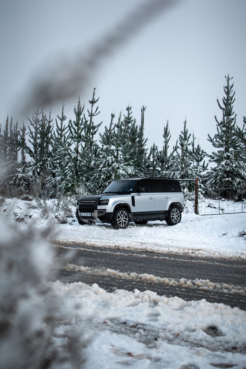 DieterPey's tweet photo. Snow Season is here! 
🚙 @LandRoverZA 

It seems #snow season has arrived with snow over 7 province's and even snow falling in JHB! 

The snowy mountains reminded me of the time in 2021 when I took this #Defender 110 to go find snow. https://t.co/ChVfnsPzJU