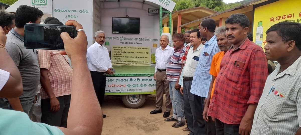 bikram_1234's tweet image. Today Hon&apos;ble MKD  sir visited #PMKSK Center- EBazar store #sangarh, Nayagarh #interacted with farmers #Discussed regarding the use of Biofert, Sagarika, #NANO UREA #NANO DAP #use of Biodecomposer to substitute cow dung compost. Also discussed economics of crop production.