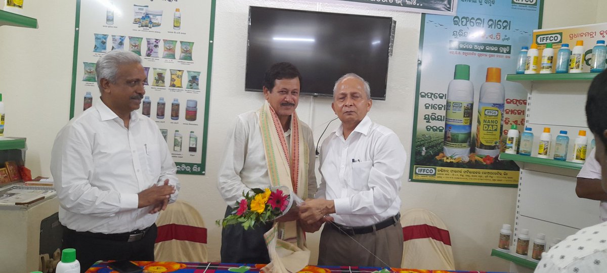bikram_1234's tweet image. Today Hon&apos;ble MKD  sir visited #PMKSK Center- EBazar store #sangarh, Nayagarh #interacted with farmers #Discussed regarding the use of Biofert, Sagarika, #NANO UREA #NANO DAP #use of Biodecomposer to substitute cow dung compost. Also discussed economics of crop production.