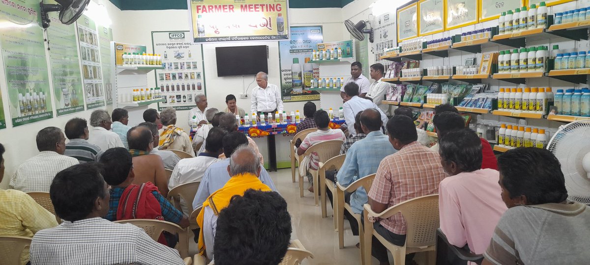 bikram_1234's tweet image. Today Hon&apos;ble MKD  sir visited #PMKSK Center- EBazar store #sangarh, Nayagarh #interacted with farmers #Discussed regarding the use of Biofert, Sagarika, #NANO UREA #NANO DAP #use of Biodecomposer to substitute cow dung compost. Also discussed economics of crop production.