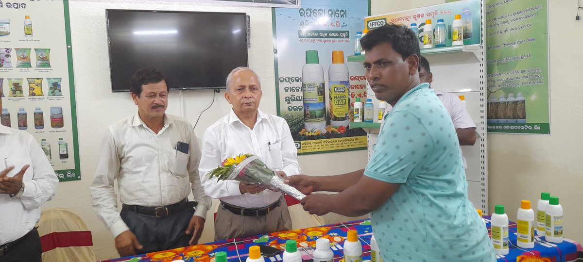 bikram_1234's tweet image. Today Hon&apos;ble MKD  sir visited #PMKSK Center- EBazar store #sangarh, Nayagarh #interacted with farmers #Discussed regarding the use of Biofert, Sagarika, #NANO UREA #NANO DAP #use of Biodecomposer to substitute cow dung compost. Also discussed economics of crop production.