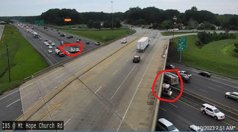 WXIIChristina's tweet photo. 🚨#WXIITraffic @WXII: Major delays on I-40/I-85 in both directions after 2 crashes near Mt. Hope Church Rd. 2/4 lanes closed on the NB/WB side &amp; 1/4 lanes closed on the SB/EB side. https://t.co/Kn4tbmUTad