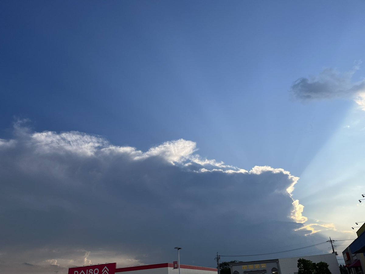 WisterianW's tweet image. Enormous #thunderstorms over large parts of #Japan. Several meters of rain flooding rivers and making cars fall off roads since you can not see the edge. And constant #flashes. Picture before it broke.
